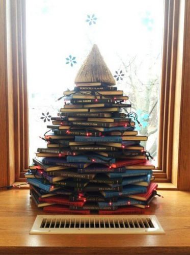 Árvore de natal feita com livros