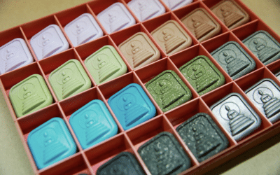 Amuletos inspiram reciclagem do plástico
