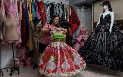 Nas Filipinas, o lixo plástico dá forma a vestidos e fatos 