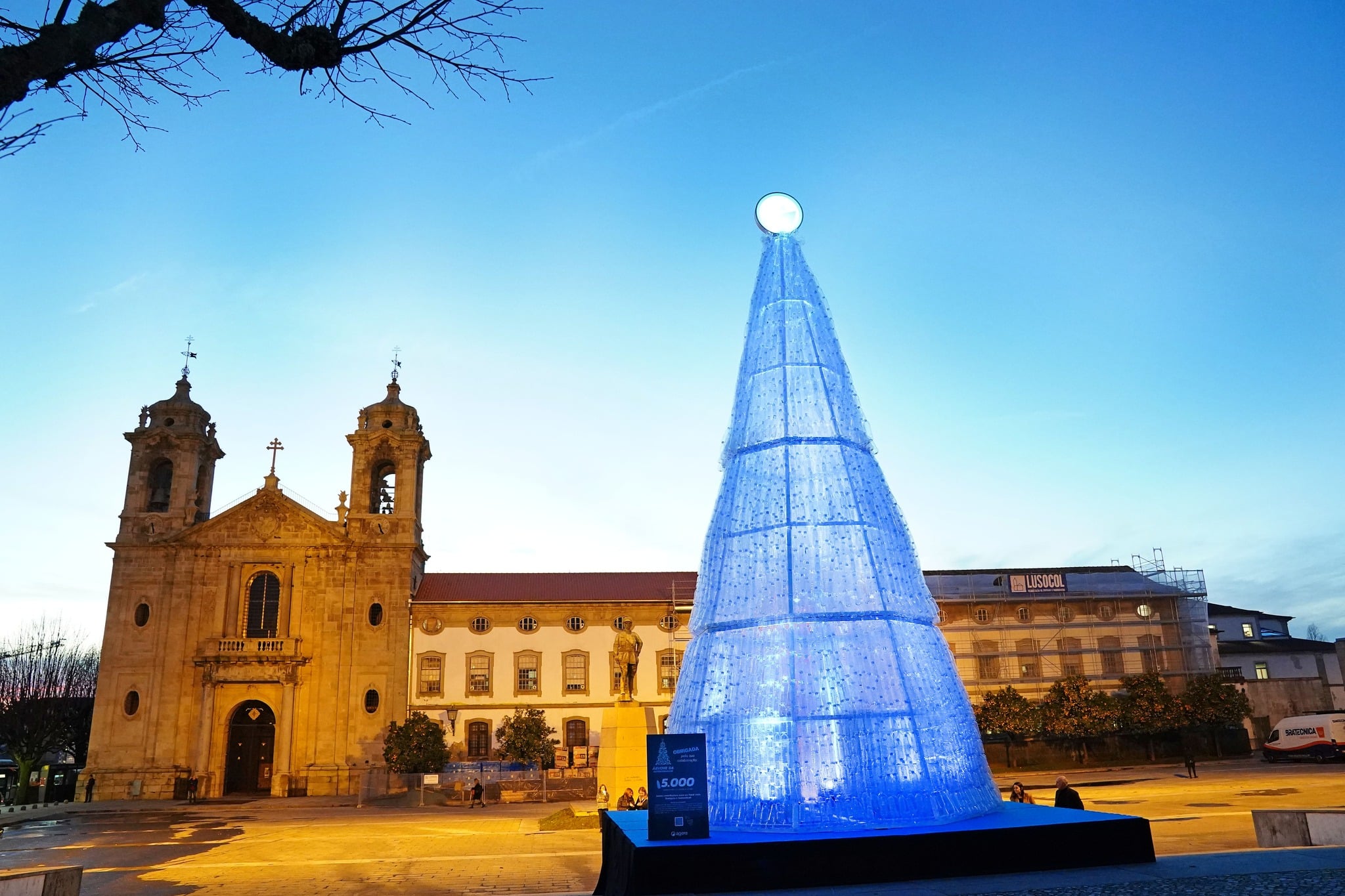 Braga tem árvore de Natal feita com mais de 5 mil garrafas de plástico -  Plástico Responsável