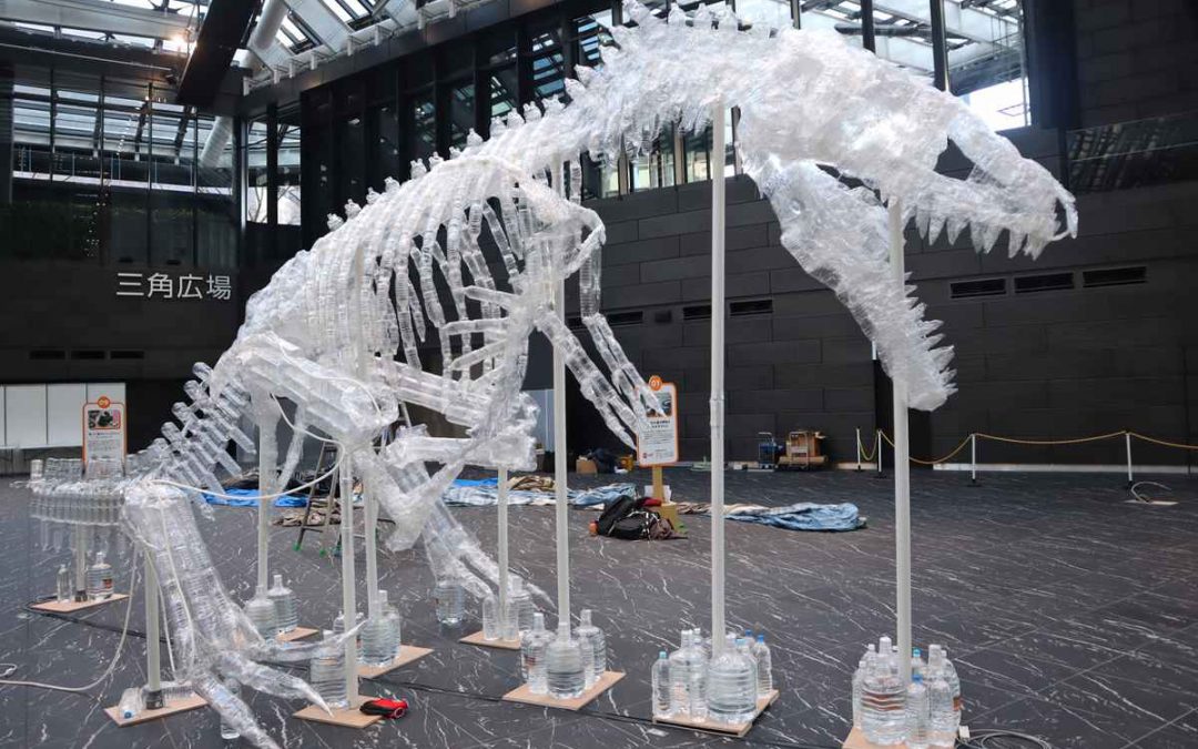 Dinossauro feito com garrafas de plástico no Japão